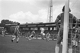 Ajax tegen Groningen 3-0, Arnold Mühren (midden, springend) in actie, Bestanddeelnr 925-9036.jpg