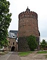 Bergfried in der Kernburg der Burg Mildenstein, Sockel aus glatten Quadersteinen und aufgesetztes Ziegelmauerwerk, beides letztes Drittel des 12. Jh. (Turmabschluss aus dem 19.Jh.), Sachsen