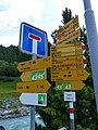 Wegweiser in Susch nach Lavin oder in den Ortsteil Zernez