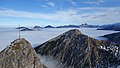 Die Gipfel der Tannheimer Berge als Inselkette im Nebelmeer (Foto mit Aggenstein vom Ponten)