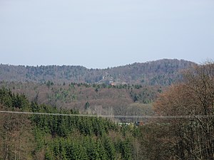Burgstall Spitzenberg - Blick vom Fuß des Spitzenberges zum Burgstall Strahlenfels (April 2011)