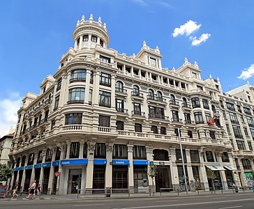 N.º 6, construido entre/built between 1917–1919. For housing and offices for Marquis of Urquijo / Viviendas y oficionas para el Marqués de Urquijo