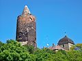 Bergfried der Burg Pouch, steinernes Kegeldach und offenbar auch übermauerter originaler Zinnenkranz, Sachsen-Anhalt