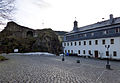 Burgfelsen in Rechenberg-Bienenmühle mit nebenstehender Schule, heute Gemeindeamt, erbaut aus den Steinen des im 19.Jh. abgerissenen Bergfriedes auf dem Burgfelsen