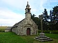 La chapelle Saint-Salomon et son calvaire : vue extérieure d'ensemble