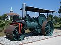 Steam roller en:Aveling and Porter, about 1902, left side; Dampfwalze Aveling & Porter, etwa 1902, linke Seite