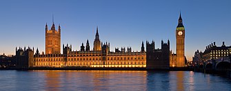 El palacio de Westminster nocturno visto desde la rivera sur del río Támesis.