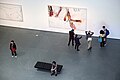 Visitantes contemplando cuadros de intermedio o gran formato en una sala del MOMA de Nueva York en 2022.