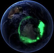 Deutsch: Bildmontage der „Blue-Marble“-Reihe überlagert mit Ultraviolettaufnahme der Südlichter (→Animation) English: Aurora australis captured by NASA's IMAGE satellite (Sep. 11, 2005), digitally overlaid onto The Blue Marble composite image (→animation)