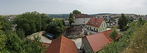 Burgstall Rieden - Blick über den breiten Hauptgraben in Richtung Kernburg (August 2013)