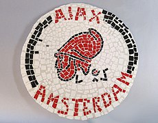 Mozaïek van het Ajax-logo (achtergelaten door een fan van Johan Cruijff bij zijn ouderlijk huis in Betondorp na het overlijden op 24 maart 2016), objectnr 3950.jpg