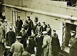 Lord Kitchener and Admiral Jellicoe aboard a ship, WWI (29316573382).jpg