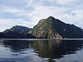 Sævareidfjorden, nord for Strandvik i Fusa. Fjellet Håvikamulen i midten av bilete.