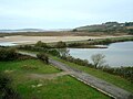 Crozon : la plage de l'Aber, la route-digue barrant l'Aber.