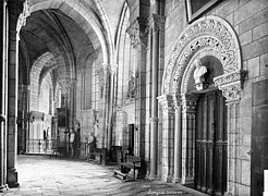 Cathédrale Saint-Mammès - Vue intérieure du déambulatoire, côté sud - Porte de la salle du Chapître - Langres - Médiathèque de l'architecture et du patrimoine - APMH00013828.jpg