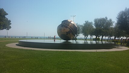 Lungomare, Sfera di Arnaldo Pomodoro.