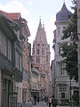 Blick durch die Linsenstraße auf die Türme der Divi-Blasii-Kirche