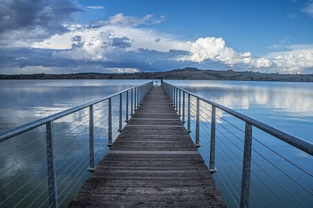 Pontile sul lago a fine estate Autore: Sally_yang Licensing: CC-BY-SA-4.0