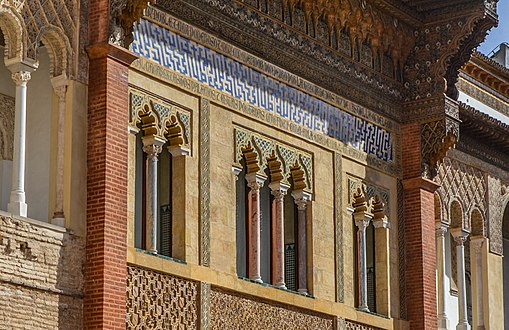 Portada del palacio: detalle de la galería superior y del alero.