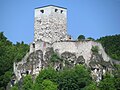 durch Überbauung erhaltene originale Zinnen am Bergfried von Burg Wellheim, Bayern