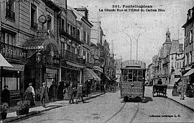 201. Fontainebleau - La Grande Rue et l'Hôtel du Cadran Bleu.jpg