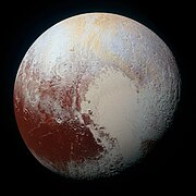 První místo: Tuto fotografii Pluta ve vysokém rozlišení a zvýrazněných barvách pořídila sonda New Horizons společnosti NASA 14. července 2015. – Uveďte autora: NASA / Johns Hopkins University Applied Physics Laboratory / Southwest Research Institute (public domain)