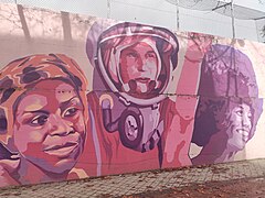 Primer plano mural (Chimamanda Ngozi Adichie - Valentina Tereshkova, Angela Ivonne Davis).jpg