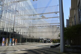 English: Kreielsheimer Promenade and Marion Oliver McCaw Hall, Seattle Center