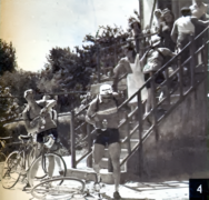 Van Kerckhove - Trobat - Rolland se ravittaillent - 3e étape Tour de France 1952.png