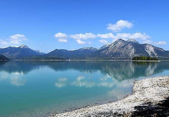 Walchensee mit Fahrenbergkopf und Bergstation