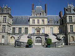 Fontainebleau Castle (2735351636).jpg