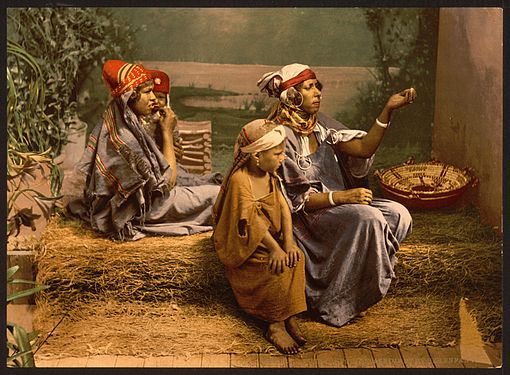 "Bedouin_beggars_and_children,_Tunis,_Tunisia-LCCN2001699396.jpg" by User:Fæ