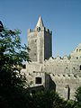 steinernes Zeltdach des Bergfriedes der Wartburg mit umlaufendem Wehrgang mit Zinnen, Sachsen-Anhalt