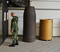 Shell and cartridge to a 80 cm railway gun