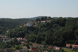 Burg Egloffstein - Ansicht der Burg vom Pfarrfelsen aus (Juli 2013)