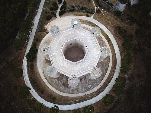 Castel del monte la corona di Puglia Autore: Domenico Belfiore Licenza: CC BY-SA 4.0