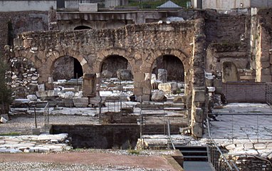 Foro di Nerva, area scavata nel 1995, abitazione signorile del IX secolo, i resti del portico verso la strada dal lato interno.