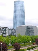 Bilbao - Torre Iberdrola y Biblioteca de la Universidad de Deusto.jpg