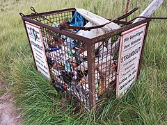 Strandgut in Gitterbox auf Helgoland mit vielfältigen Gegenständen.jpg