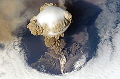 Третье место: Sarychev Peak Volcano erupts June 12, 2009, on Matua Island (North Kuril Islands) (POTD) – Credit: Original photo by NASA, uploaded on Flickr by user John, derivative work by The High Fin Sperm Whale. (CC-BY-SA‑2.0)