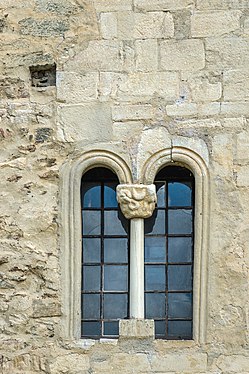 English: Romanesque bifora window at the western facade Deutsch: Romanisches Zwillingsfenster in der West-Fassade