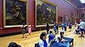 Visitantes del Museo del Louvre contemplando los cuadros de grandes dimensiones de Gericault (El coracero herido y La balsa de "La Medusa") en 2009.