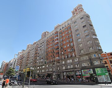 N.º 53-59: Edificio Los Sótanos construido entre/built between 1945–1949. En la planta baja alberga el teatro Lope de Vega / It hosts Lope de Vega theatre on the ground floor