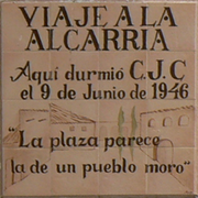 Carlos Chacón (1973) Budia, cerámica conmemorativa de Viaje a la Alcarria.png