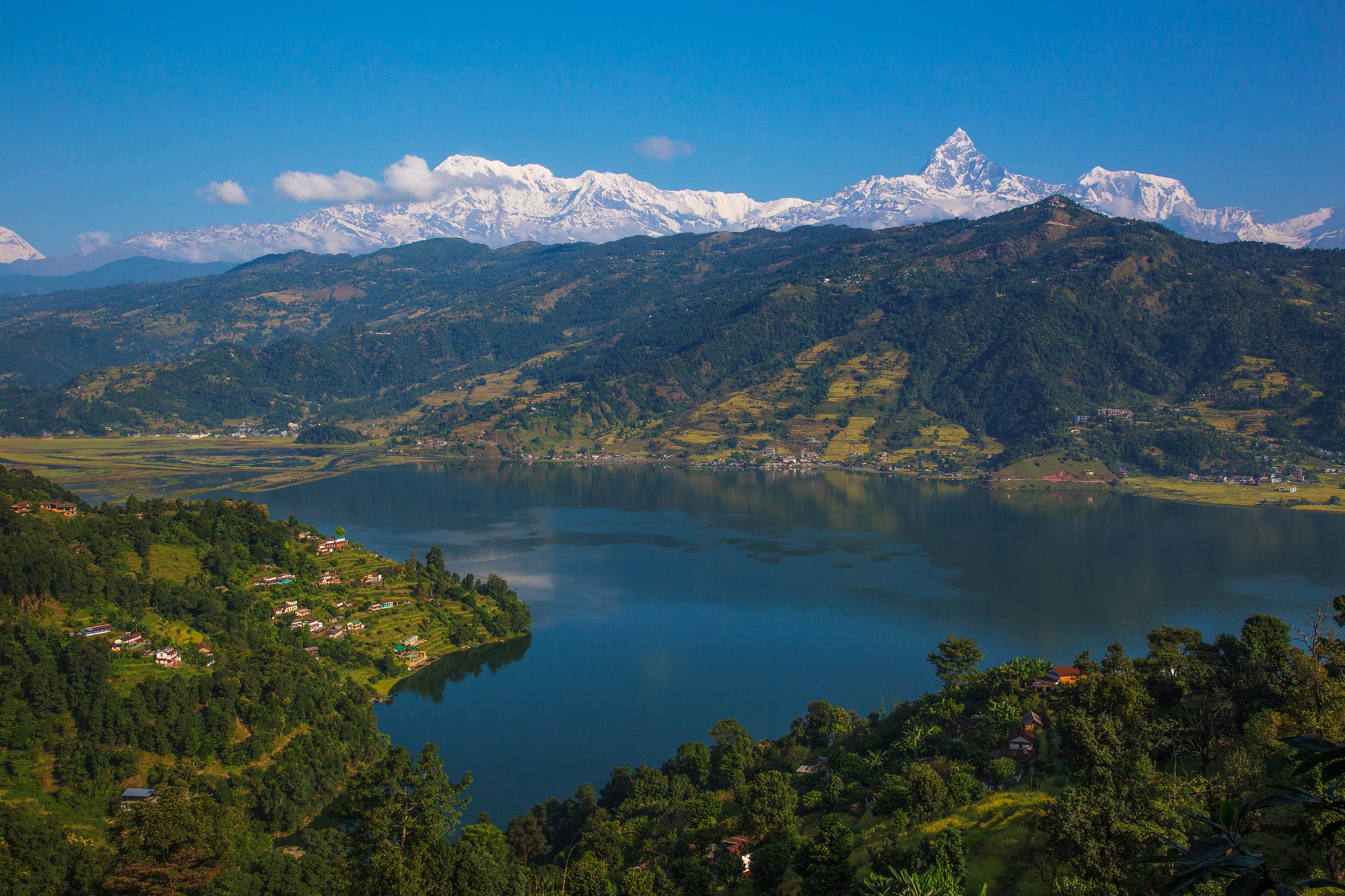Phewa_lake, Pokhara by User:Jmhullot.