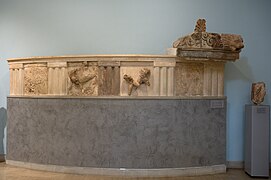 Entablature of the doric peristyle of the tholos, AM of Delphi, 201415.jpg