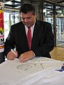 2009-07-10 Sigmar Gabriel, Federal Environmental Minister, signing the white Free Travel-Shirt, in Wolfenbüttel at a lecture and discussion meeting of the Federal Authority for Radiation Protection about history of Schacht Asse II