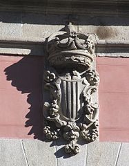 Escudo del reino de Aragón en la fachada principal.