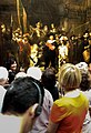 Una guía explica La ronda de noche de Rembrandt ante un grupo de visitantes del Rijksmuseum de Ámsterdam en 2013 (uno de ellos, con cascos, posiblemente está escuchando una audioguía pregrabada).