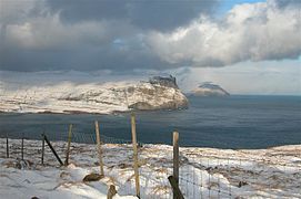 View from Høvdaberg to Froðbiarnipa and Lítla Dímun